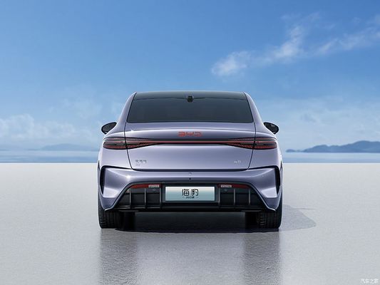 BYD 2025 Seal, um sedã elétrico puro com uma autonomia de até 650 km, um novo sistema de condução inteligente e a melhor relação custo/benefício de um sedã elétrico de médio porte.