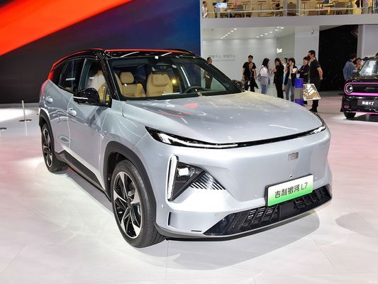 Geely Galaxy L7, movido por motores 1.5L e 1.5T, com uma autonomia combinada de 1.370 km e uma autonomia puramente elétrica de 115 km. um SUV híbrido plug-in econômico.