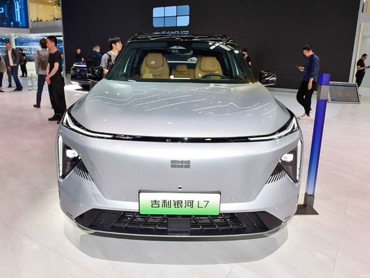 Geely Galaxy L7, movido por motores 1.5L e 1.5T, com uma autonomia combinada de 1.370 km e uma autonomia puramente elétrica de 115 km. um SUV híbrido plug-in econômico.