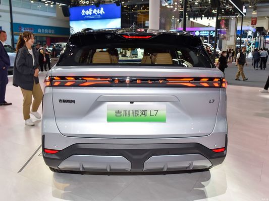 Geely Galaxy L7, movido por motores 1.5L e 1.5T, com uma autonomia combinada de 1.370 km e uma autonomia puramente elétrica de 115 km. um SUV híbrido plug-in econômico.