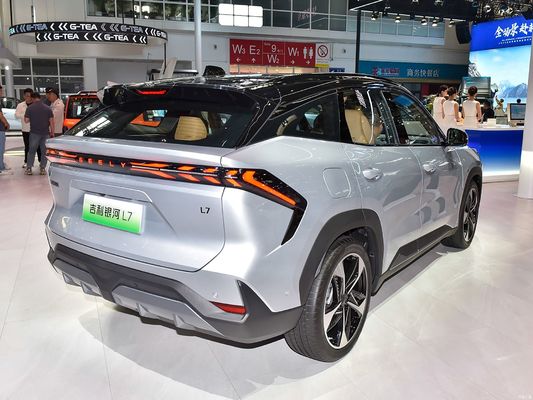 Geely Galaxy L7, movido por motores 1.5L e 1.5T, com uma autonomia combinada de 1.370 km e uma autonomia puramente elétrica de 115 km. um SUV híbrido plug-in econômico.