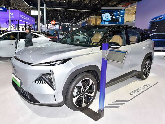 Geely Galaxy L7, movido por motores 1.5L e 1.5T, com uma autonomia combinada de 1.370 km e uma autonomia puramente elétrica de 115 km. um SUV híbrido plug-in econômico.