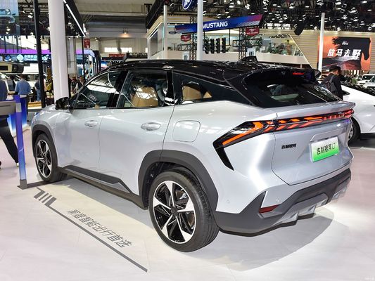 Geely Galaxy L7, movido por motores 1.5L e 1.5T, com uma autonomia combinada de 1.370 km e uma autonomia puramente elétrica de 115 km. um SUV híbrido plug-in econômico.