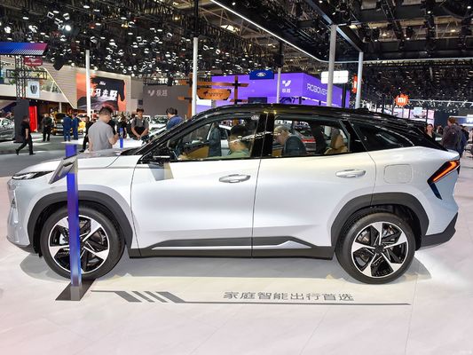 Geely Galaxy L7, movido por motores 1.5L e 1.5T, com uma autonomia combinada de 1.370 km e uma autonomia puramente elétrica de 115 km. um SUV híbrido plug-in econômico.