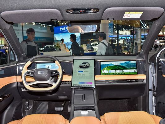 Geely Galaxy L7, movido por motores 1.5L e 1.5T, com uma autonomia combinada de 1.370 km e uma autonomia puramente elétrica de 115 km. um SUV híbrido plug-in econômico.